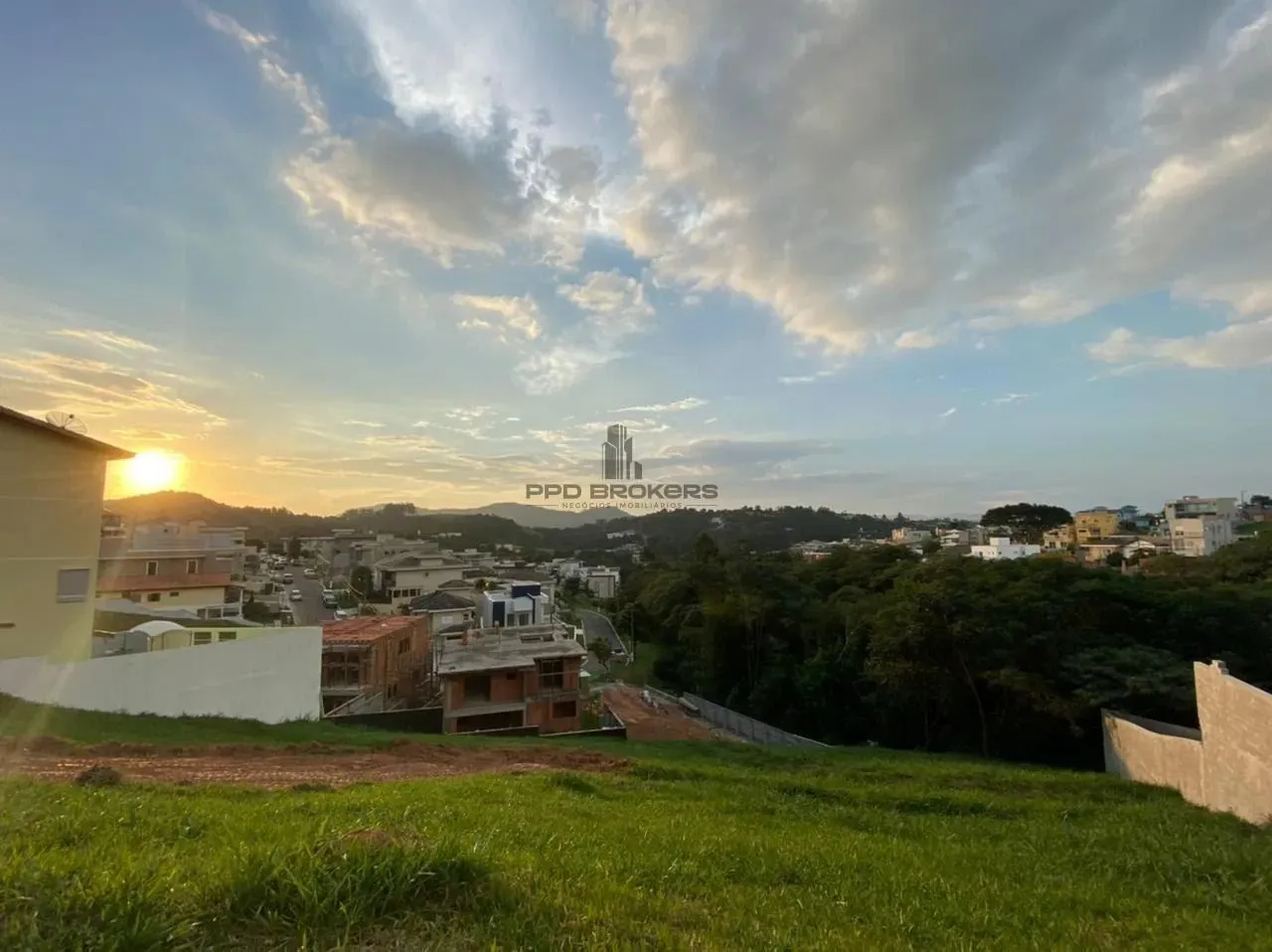 Terreno no condomínio New Ville com projeto aprovado