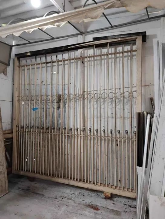 Portão de ferro maciço em ótimo estado.