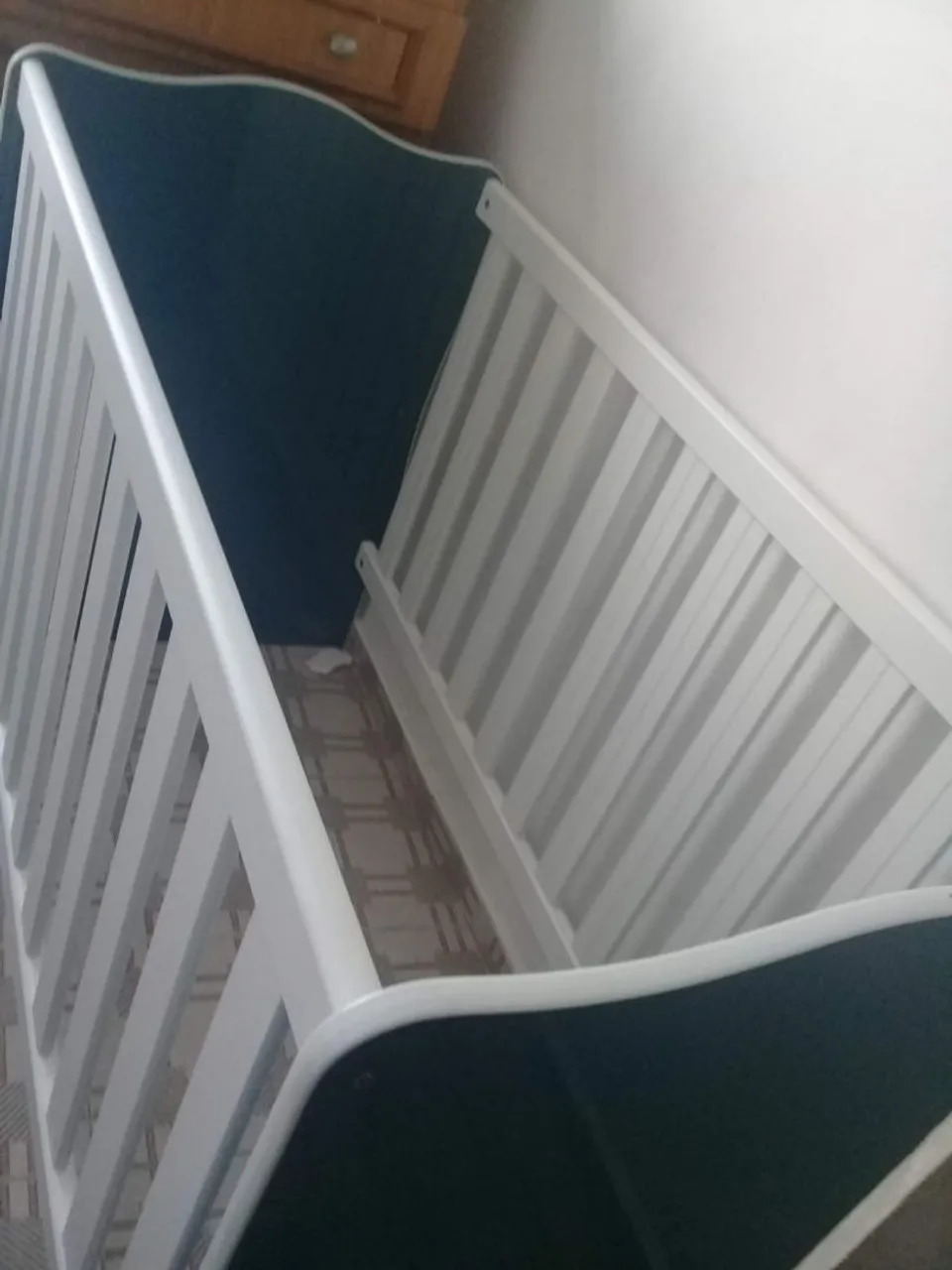 Berço Infantil Branco com Detalhes em Azul