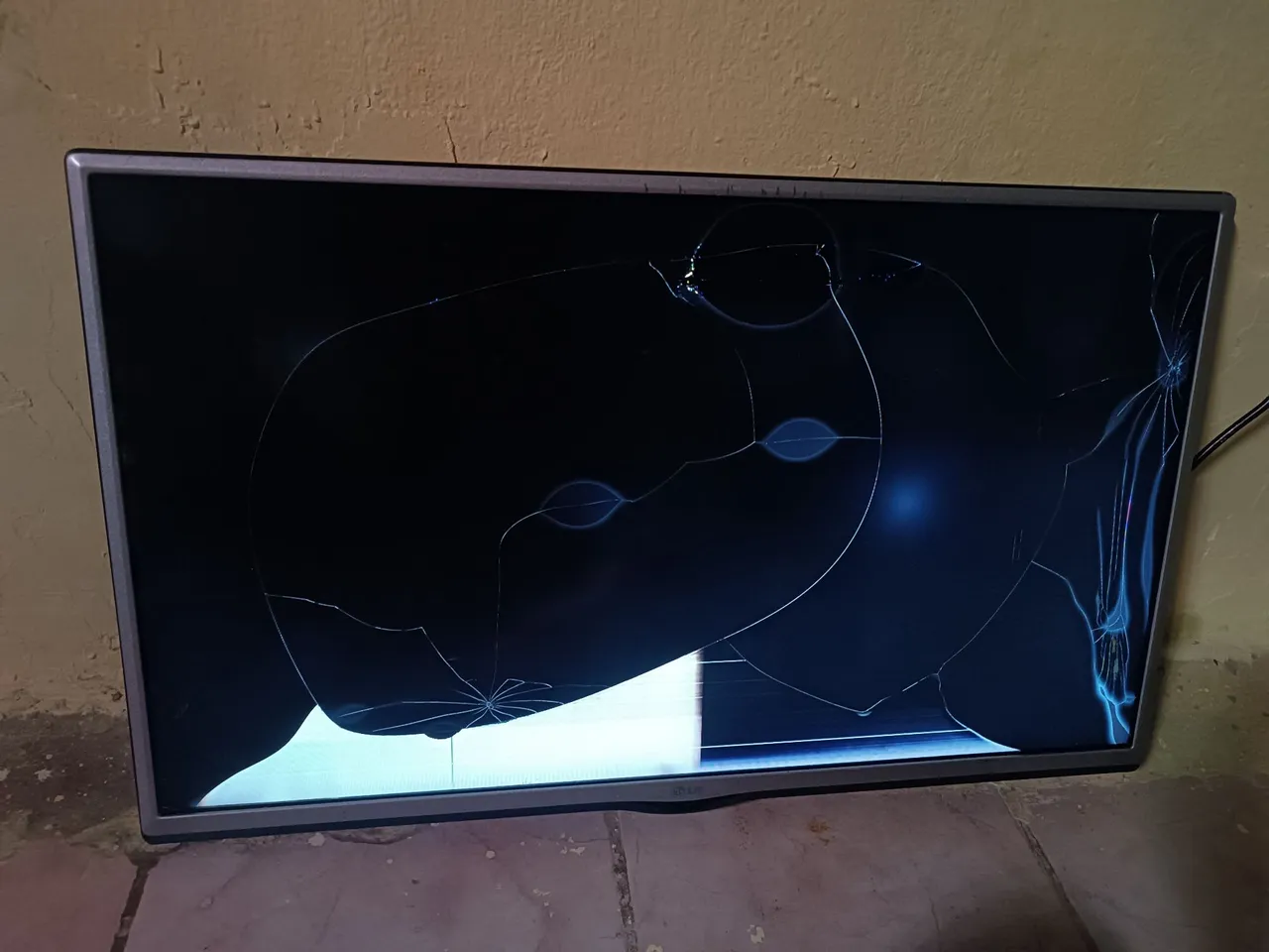TV com tela quebrada - Peças ou conserto