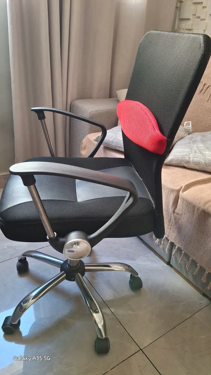 Cadeira de Escritório Ergonômica Preta com Apoio Lombar