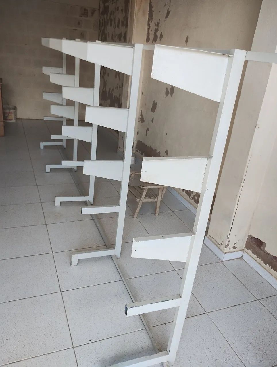Prateleira metálica ideal para lojas e comércios 