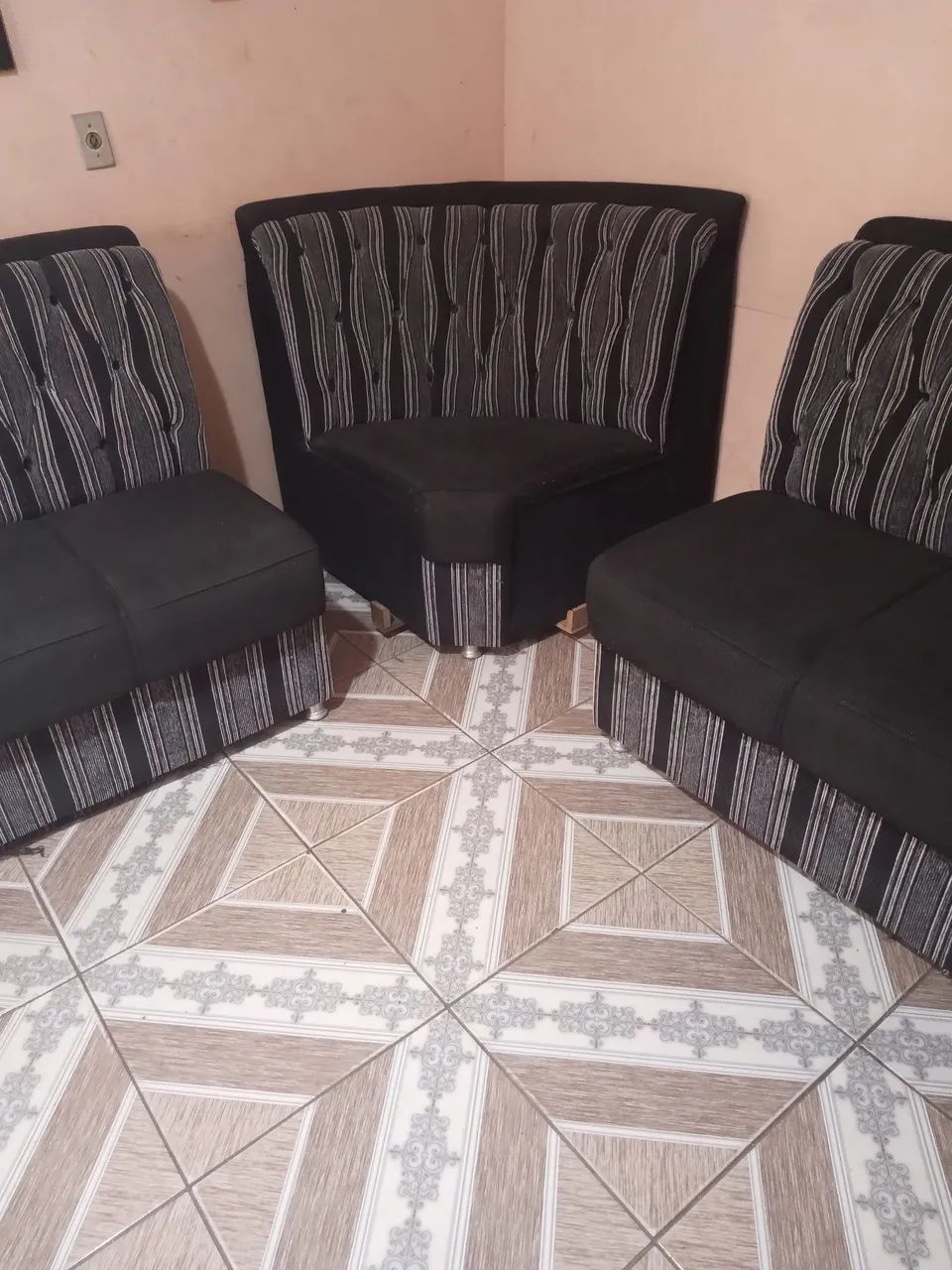Vendo um sofá grande de quina,3divisoes, valor 700,00, celular *, retirar na carn 