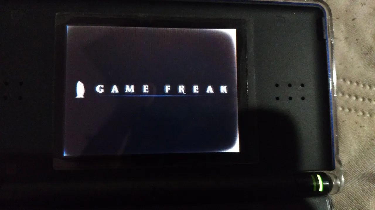 Nintendo DS com dois jogos originais, um flashcard de GBA e cabo USB para carregar. - Foto 5