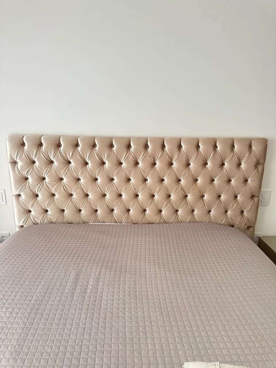 Cabeceira em veludo nude para cama Queen