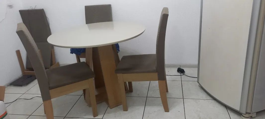 Small round dining table, 1 m in diameter, with 4 chairs64739713745155120
