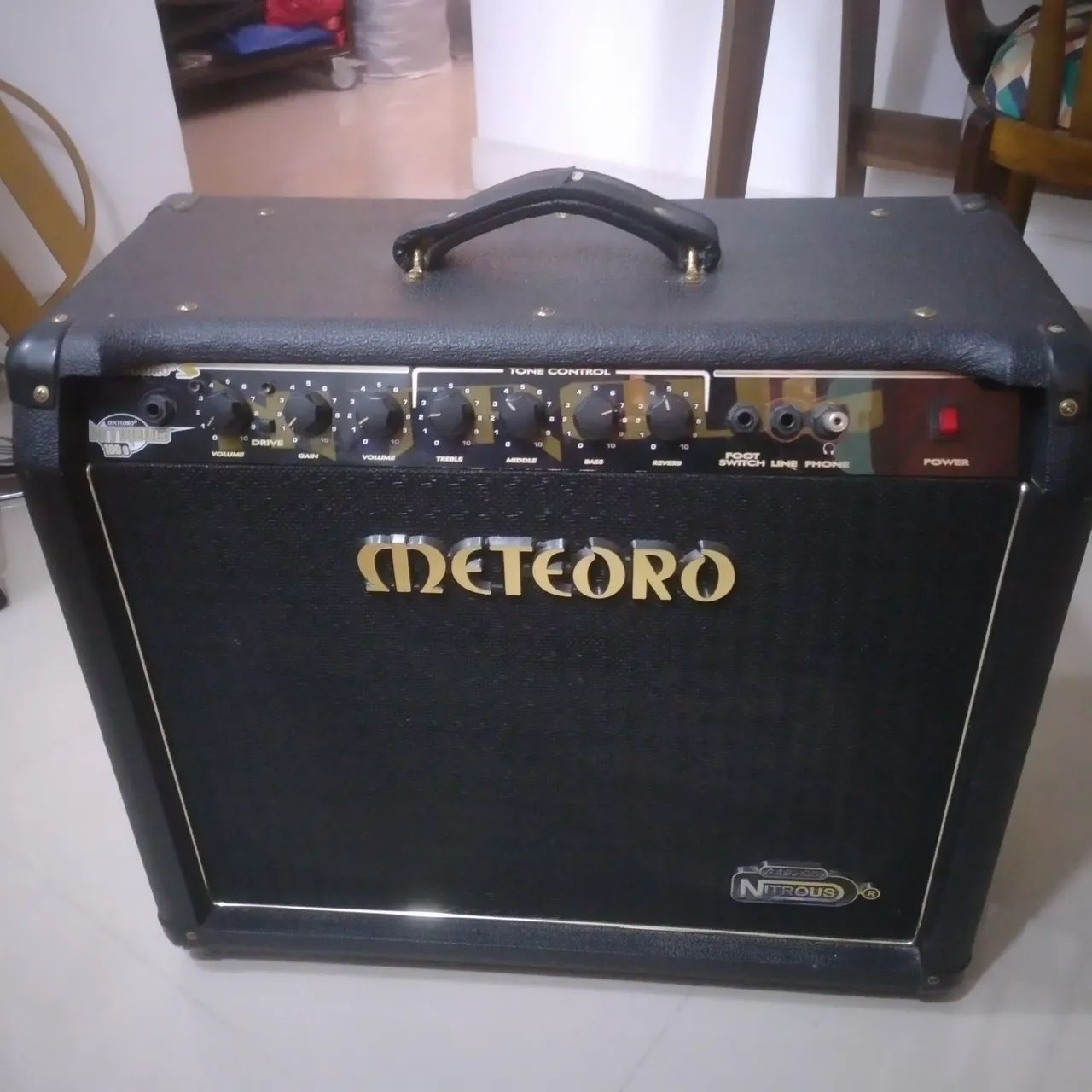 Amplificador Meteoro Nitrous 100W com Pedal Foot switch incluso