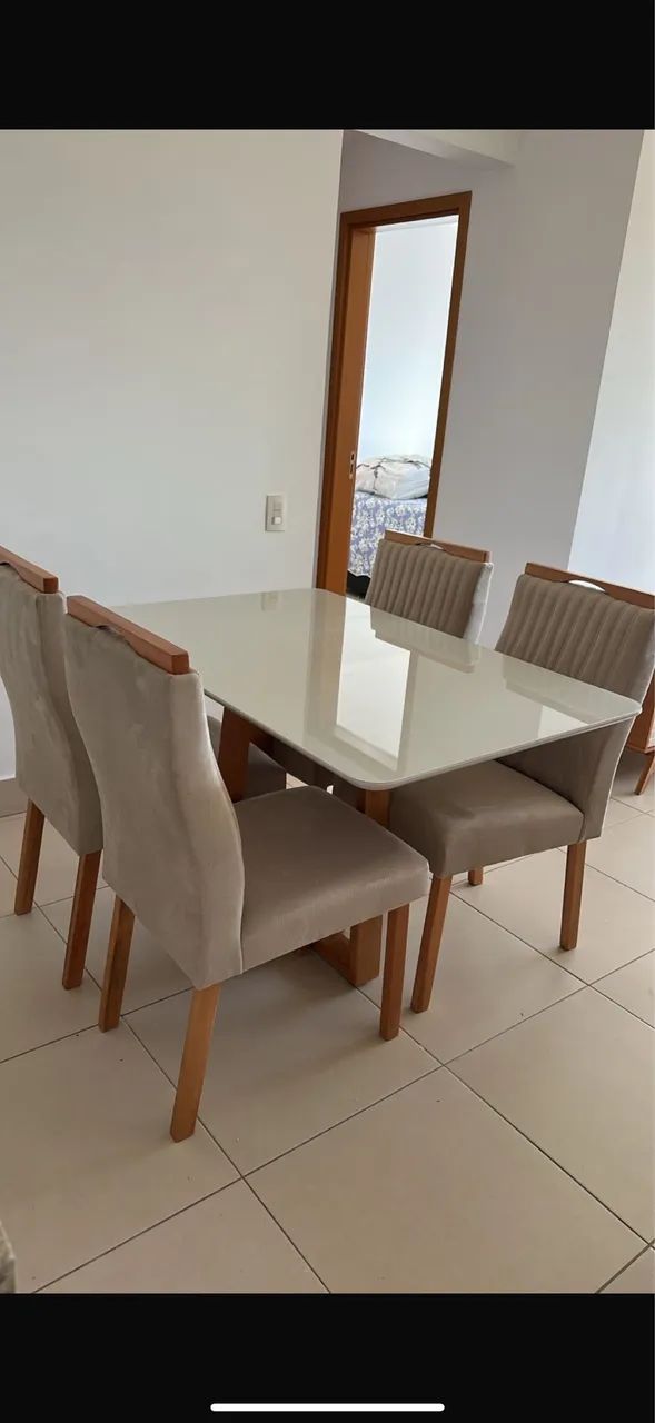 Mesa de 4 lugares com tampo de vidro 