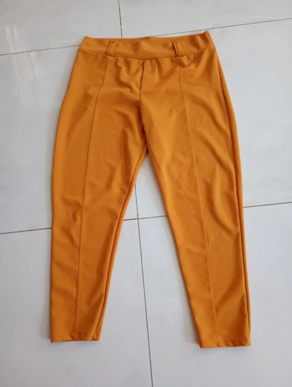 CALÇA FEMININA. TECIDO MOLINHO. VESTE 46