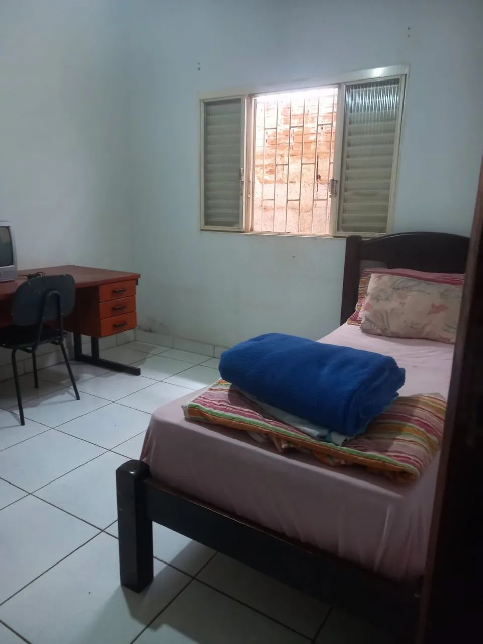 Alugo quarto para moças