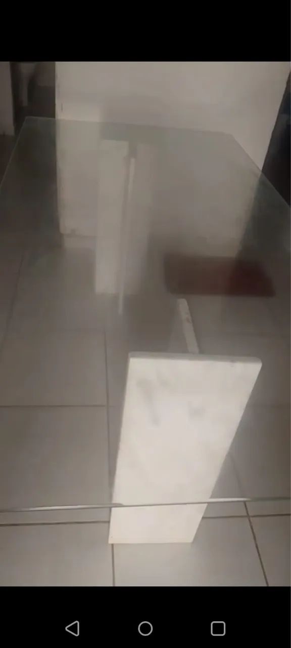 Mesa de vidro com pés de mármore 
