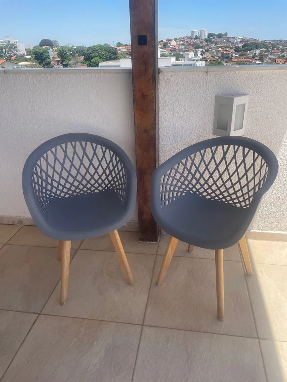 2 cadeiras cinzas 