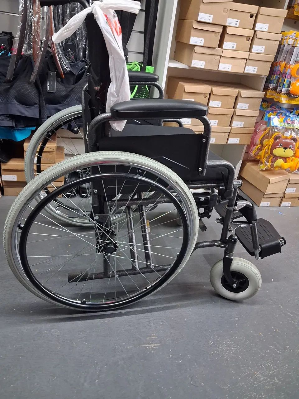 Cadeira de Rodas + Cadeira para Banho - Seminovo - Foto 2