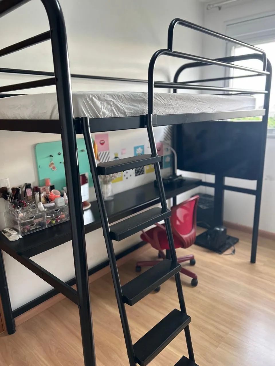 Cama Beliche com escrivaninha e escada - Foto 4