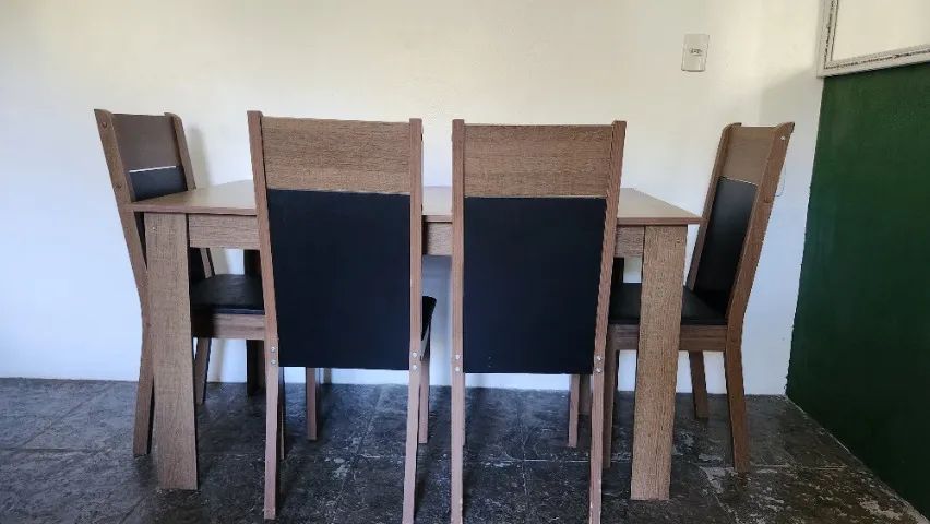 Mesa de Jantar com 4 Cadeiras | Ótimo Estado | Amadeirada