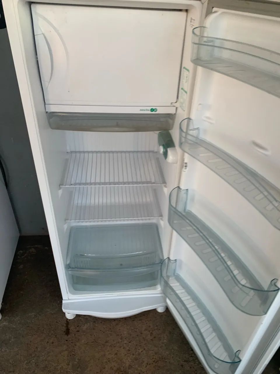 Vendo esss geladeira semi nova.  - Foto 5