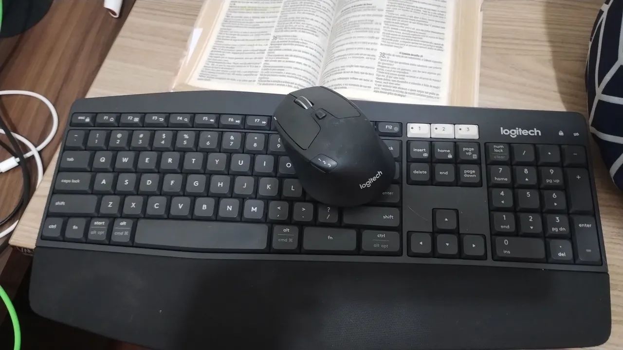 Teclado e mouse Logitech em ótimo estado 