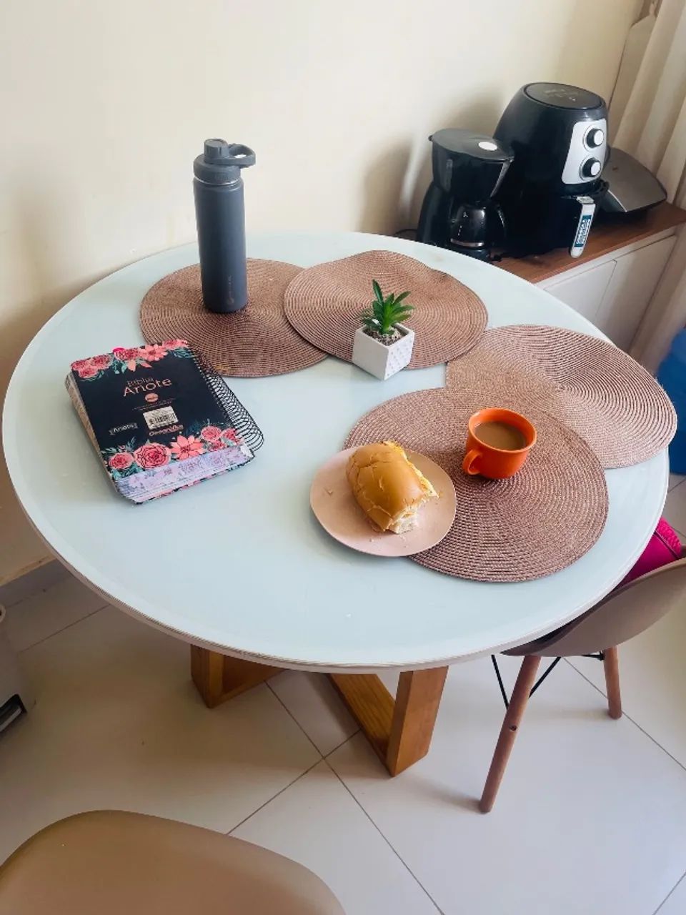 ?Mesa branca, *90CM DE DIÂMETRO*, vidro, base de cruz  - Foto 2