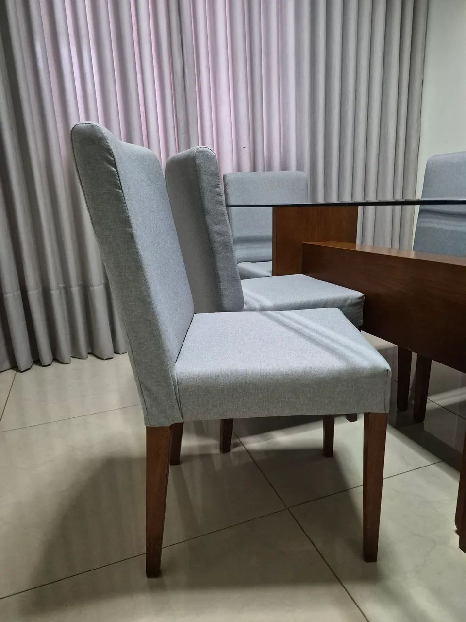 Mesa com tampo de vidro com 6 cadeiras  - Foto 3