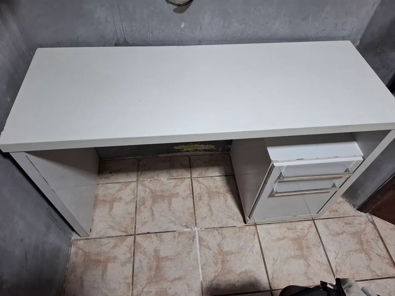 Escrivaninha de escritório com gaveteiro.