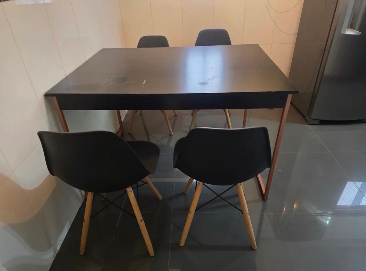 Mesa com 4 cadeiras 