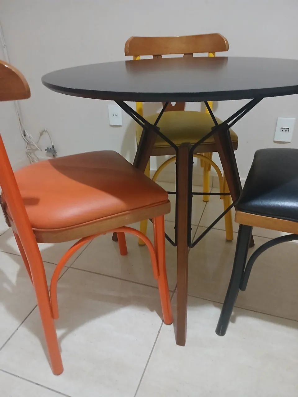 Mesa da OVNI e 3 cadeiras da móveis BRUM  - Foto 4