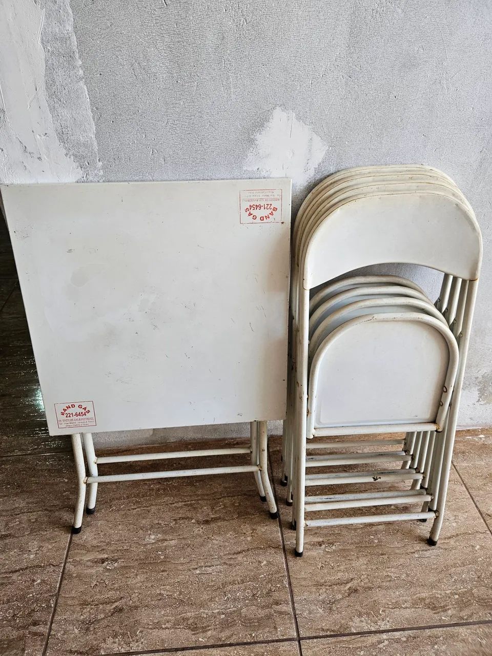 Jogos de mesa com 04 cadeiras de ferro 