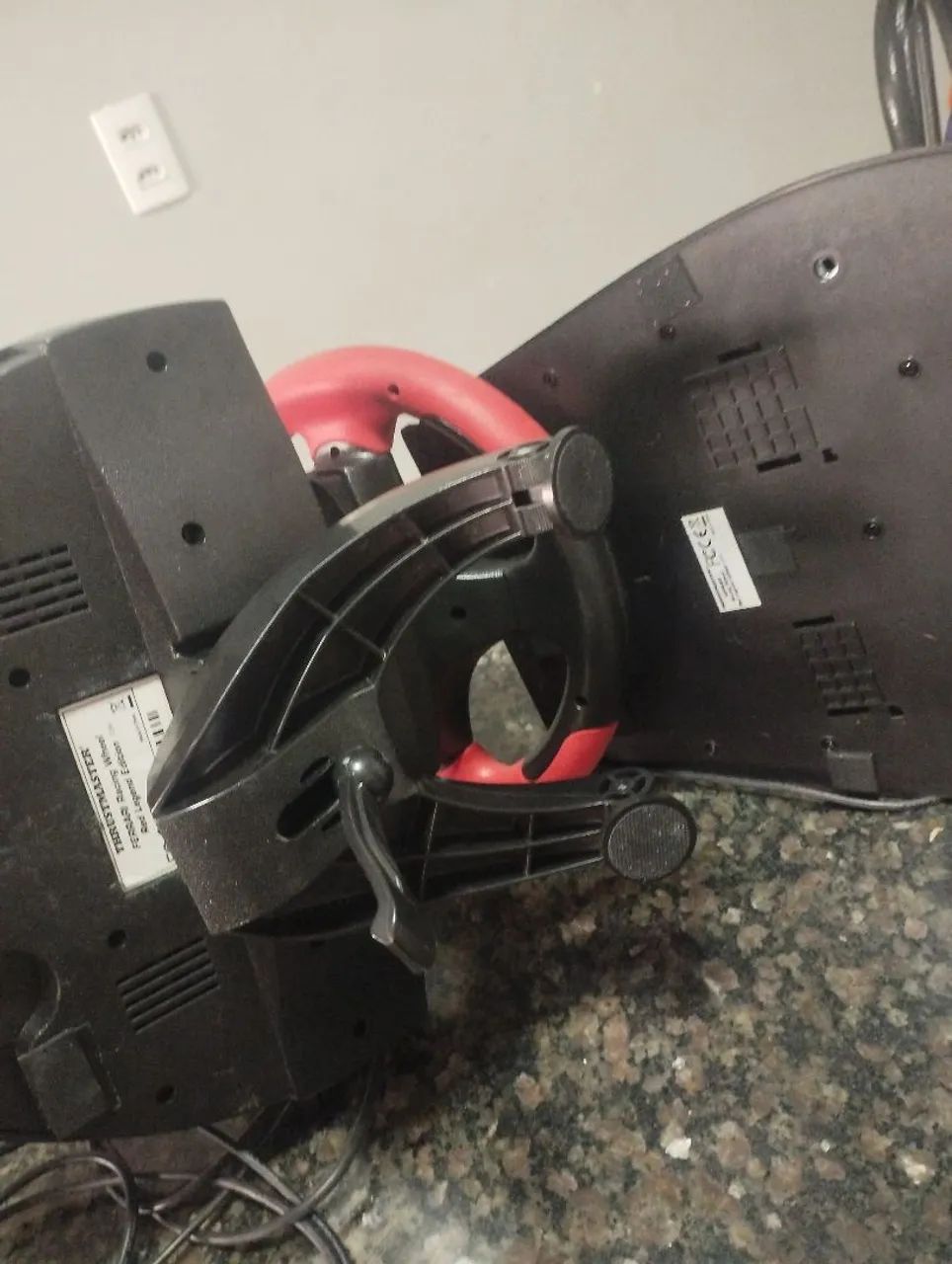 Volante pra PC ou ps3 dá thrustmaster Ferrari  - Foto 2