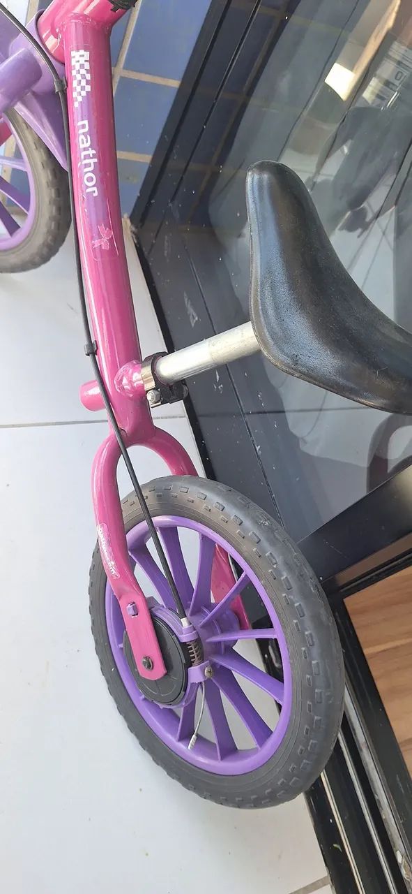 Bicicleta de equilíbrio rosa escuro e roxa - Foto 4