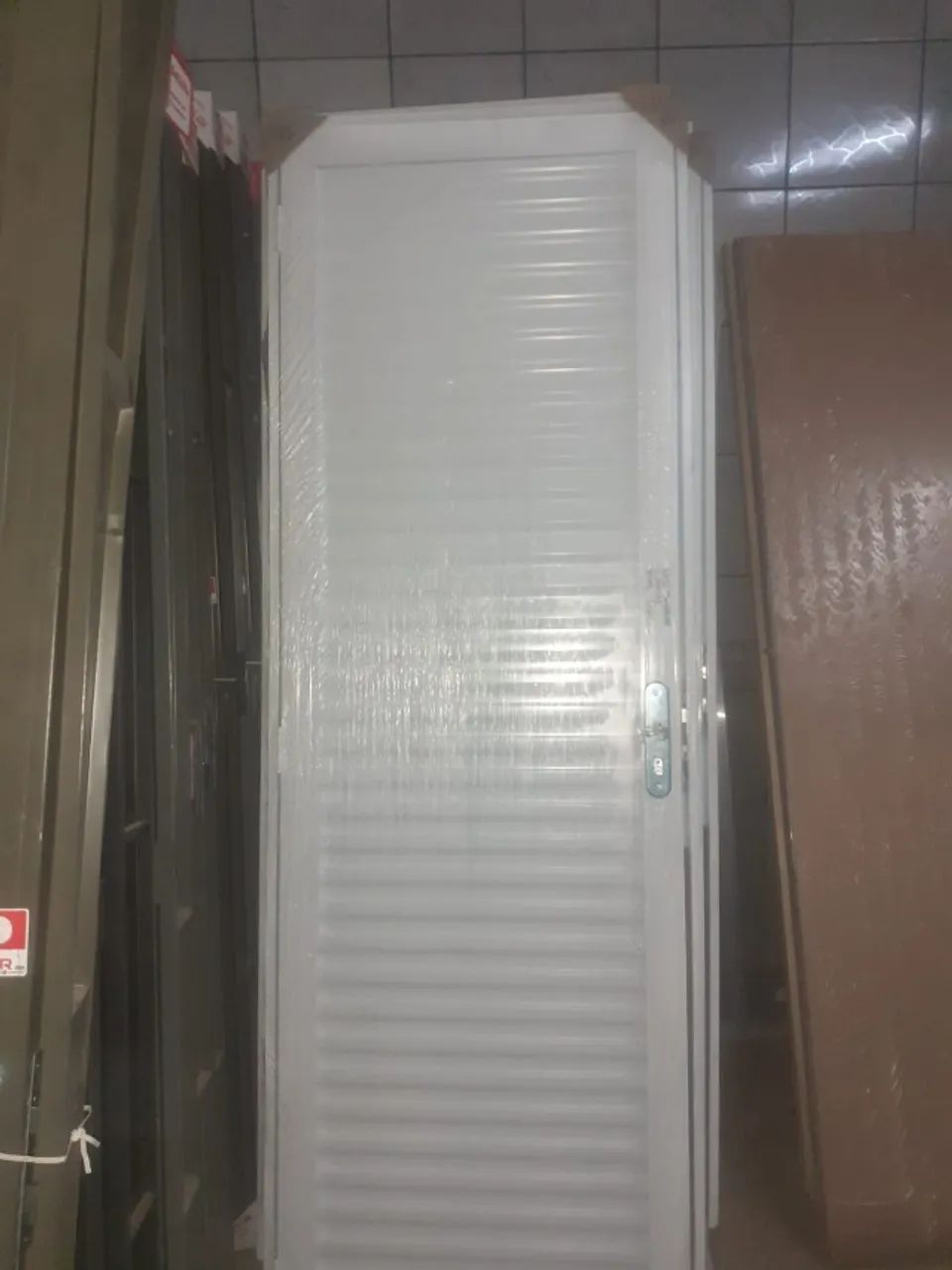 porta veneziana branca  2,10x70 499,90 a vista 