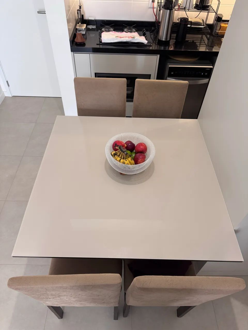 Desapego - Rack, Mesa de Jantar com 4 Cadeiras e Banquetas | Ótimos Preços - Foto 3