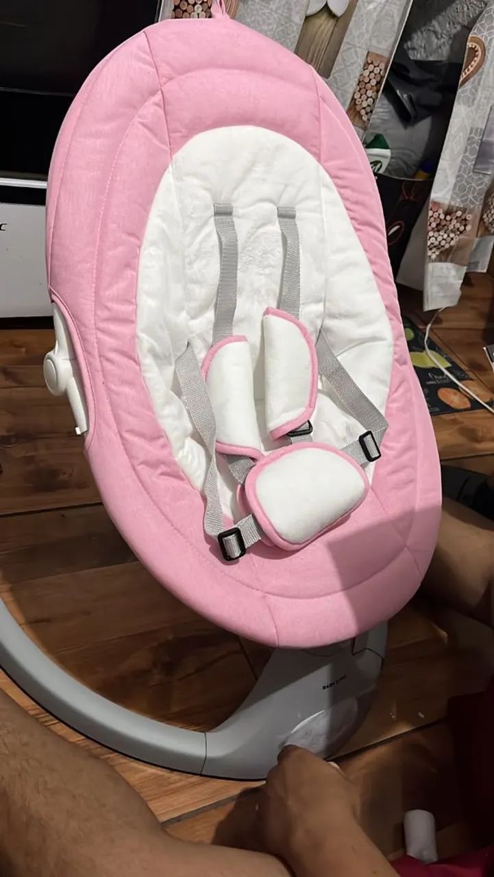 Vende-se um berço e uma cadeirinha de balanço rosa - Foto 3