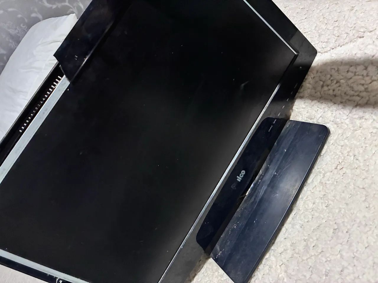 Televisão Philco funcionando- detalhe na carcaça