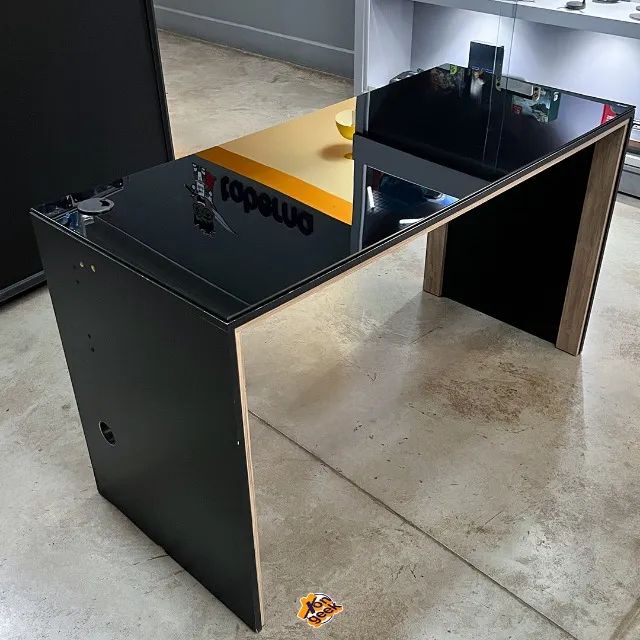 Mesa de Escritório PRETA | Com Vidro | Ótimo para Lojas - Super Discretas e Compactas