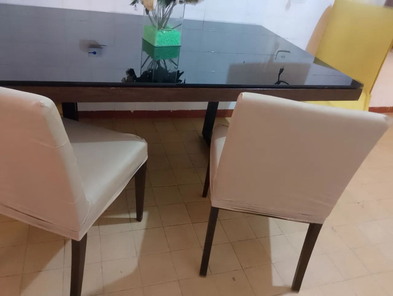 Mesa e 3  cadeiras as duas poltronas amarelas estão fora cada uma é $ 99,00 - Foto 5