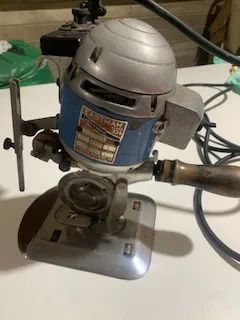Maquina de talhar tecidos com Disco de corte.  