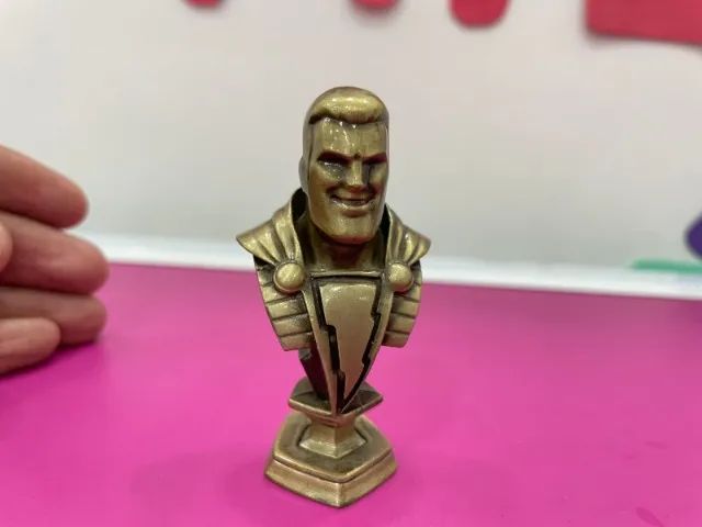 BONECO CAPITÃO MARVEL (RESINA)