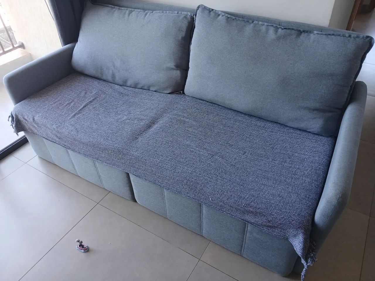Sofá três lugares 