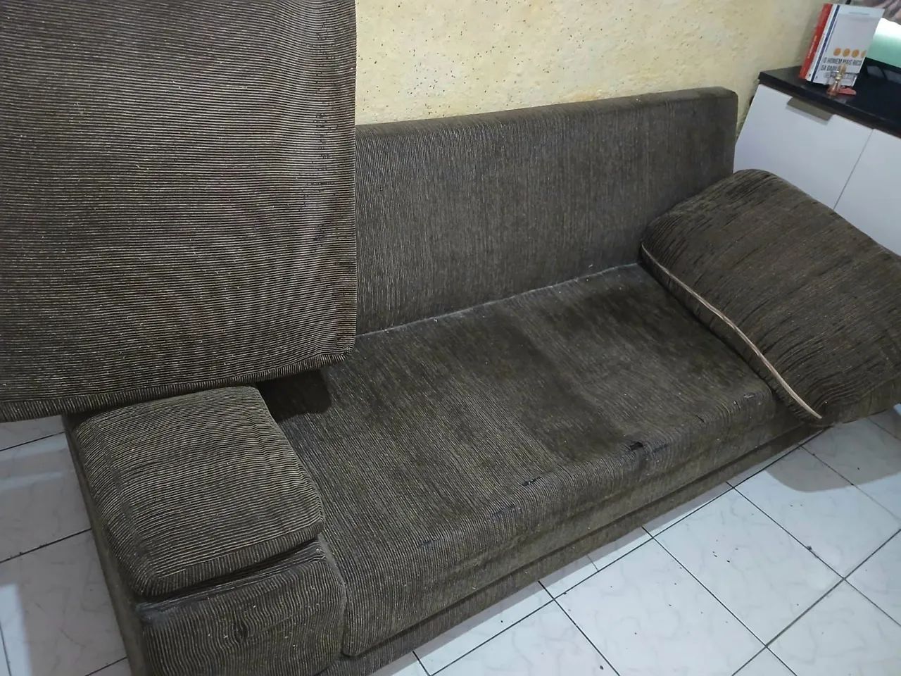 Mesa com duas cadeiras e um sofá. - Foto 4