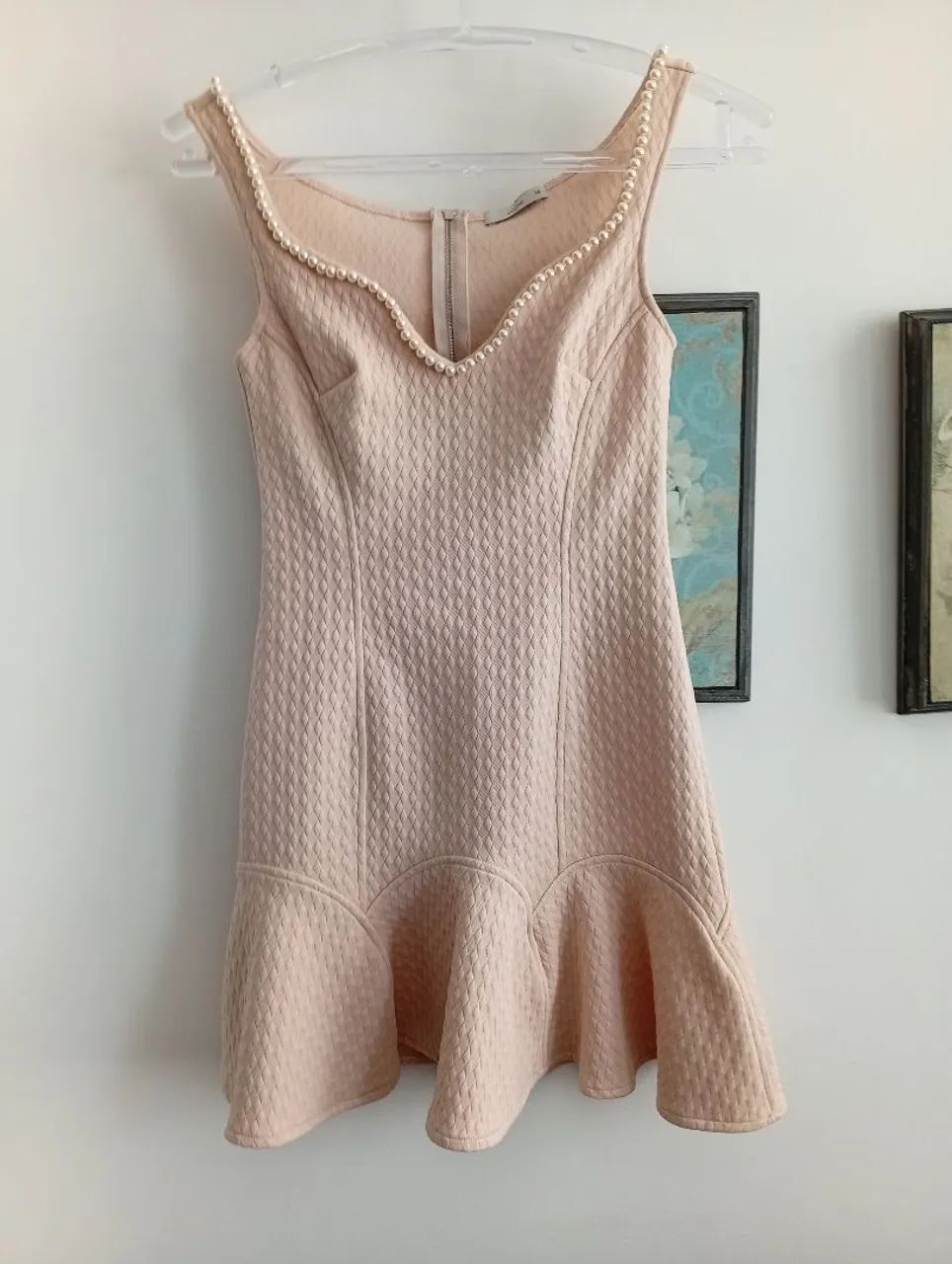 Vestido em malha de ótima qualidade, cor salmão e acabamento com pérolas. Tamanho 38.