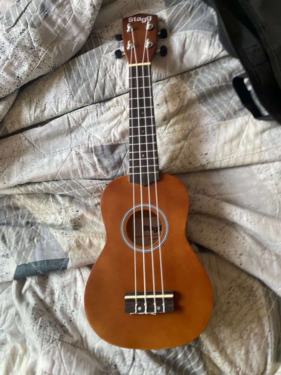 UKULELE 
