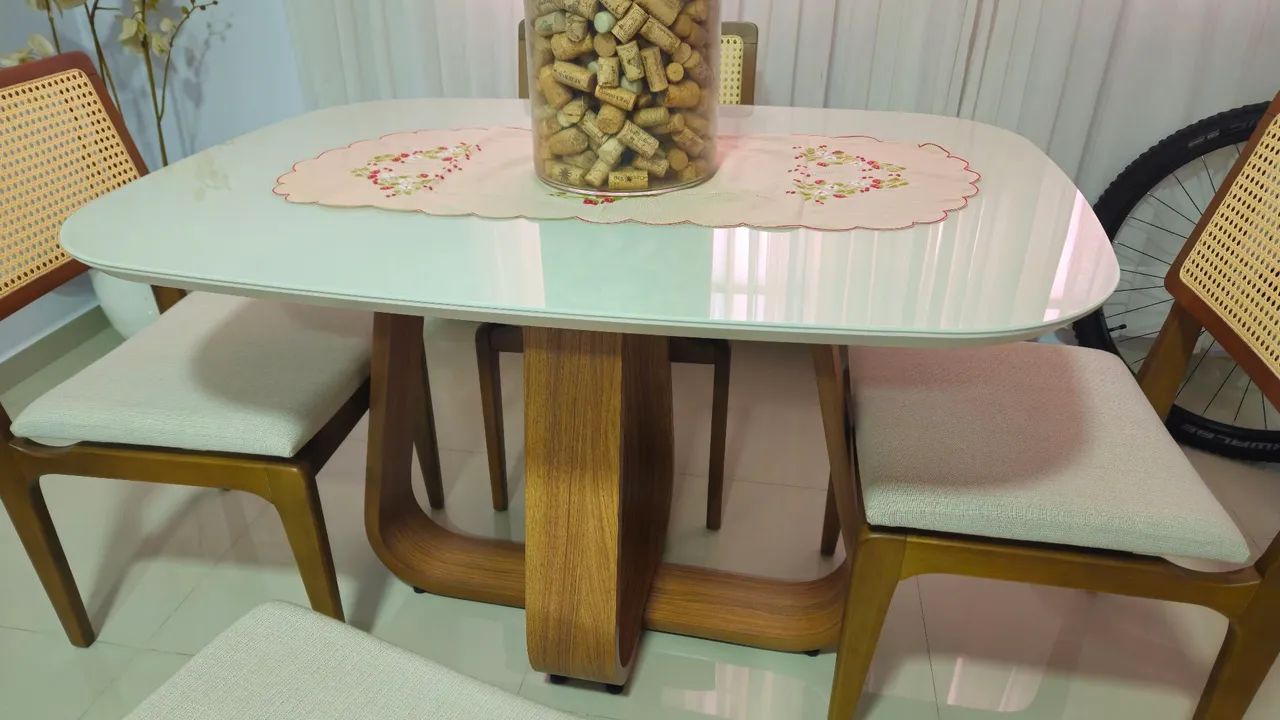 Mesa de jantar Com 4 cadeiras de madeira maciça.