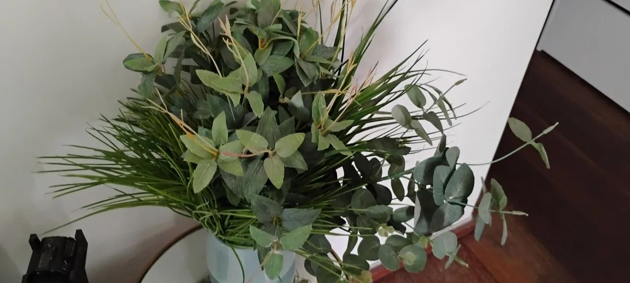 Cachepô verde azulado com Arranjo Artificial