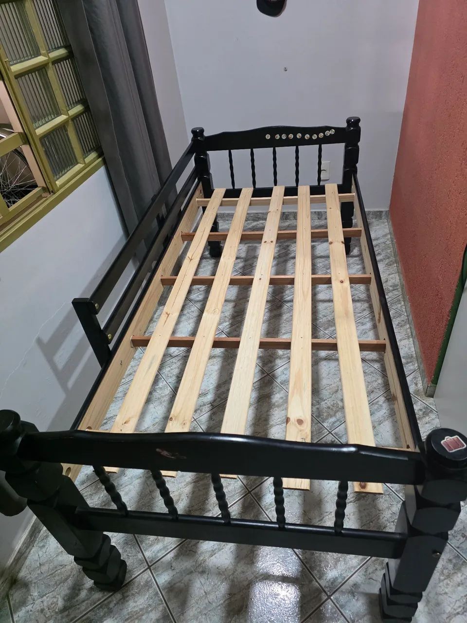 Cama solteiro em madeira