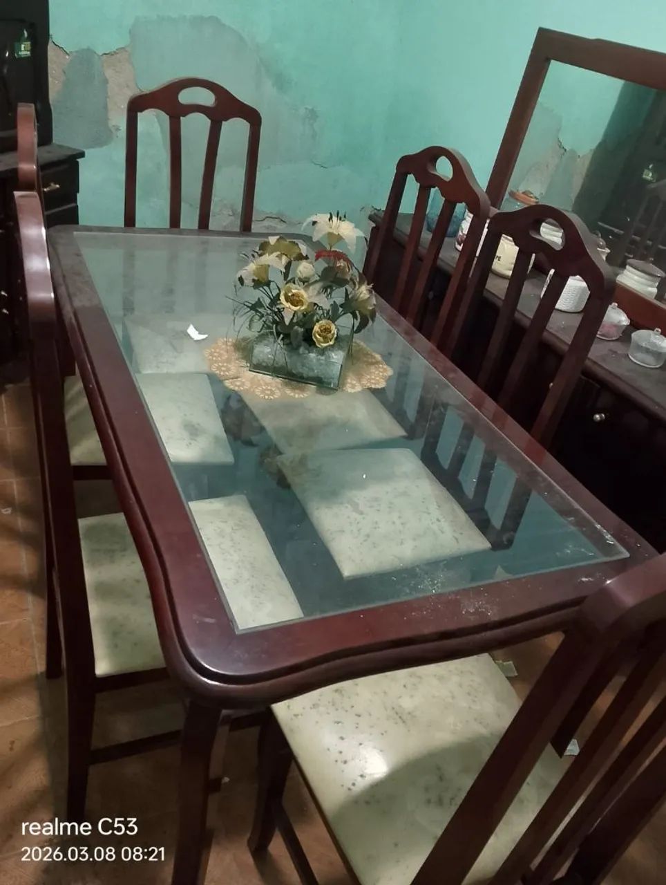 Mesa de jantar com centro de vidro  com 6 cadeiras com estofado 