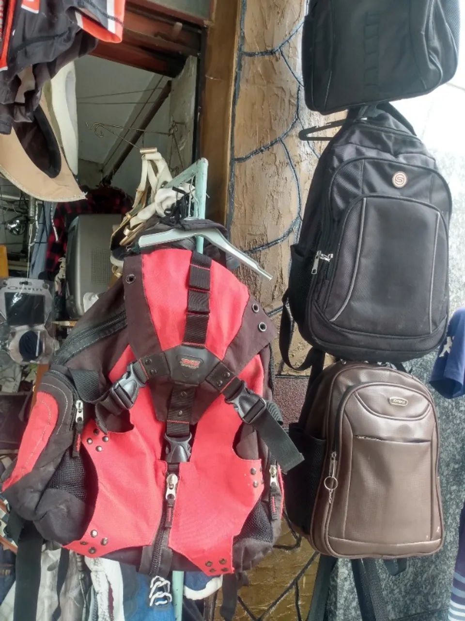 Mochila top cor vermelha e preta