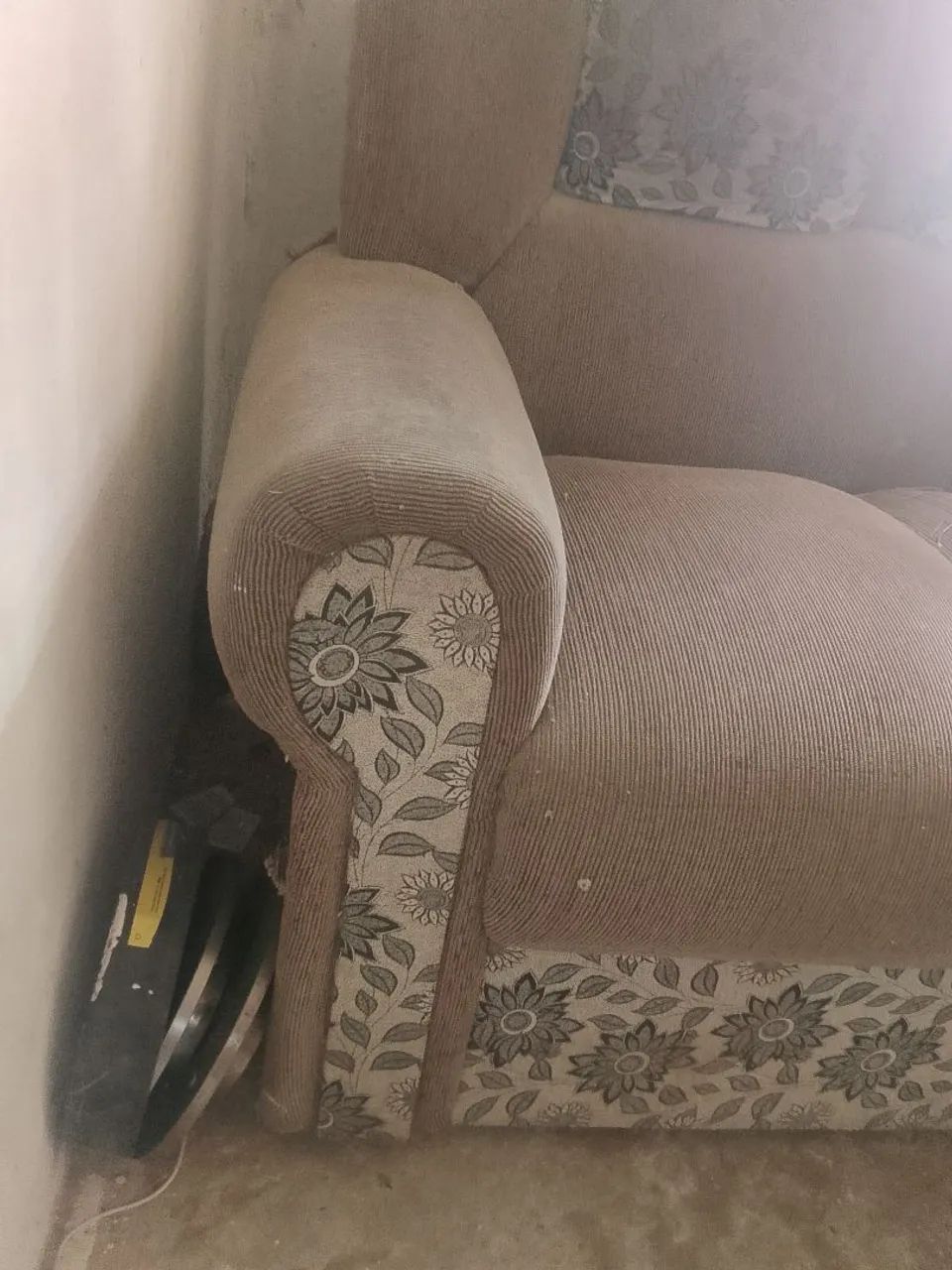 Vendo sofá ótimo estado só precisa lavar por que está guardado  - Foto 2