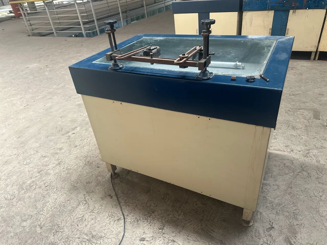 Mesa para serigrafia em aço completa com armário  - Foto 2