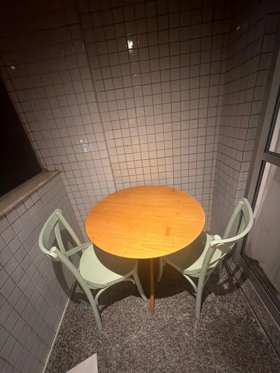 Cadeiras verdes e mesa de madeira, incríveis!  