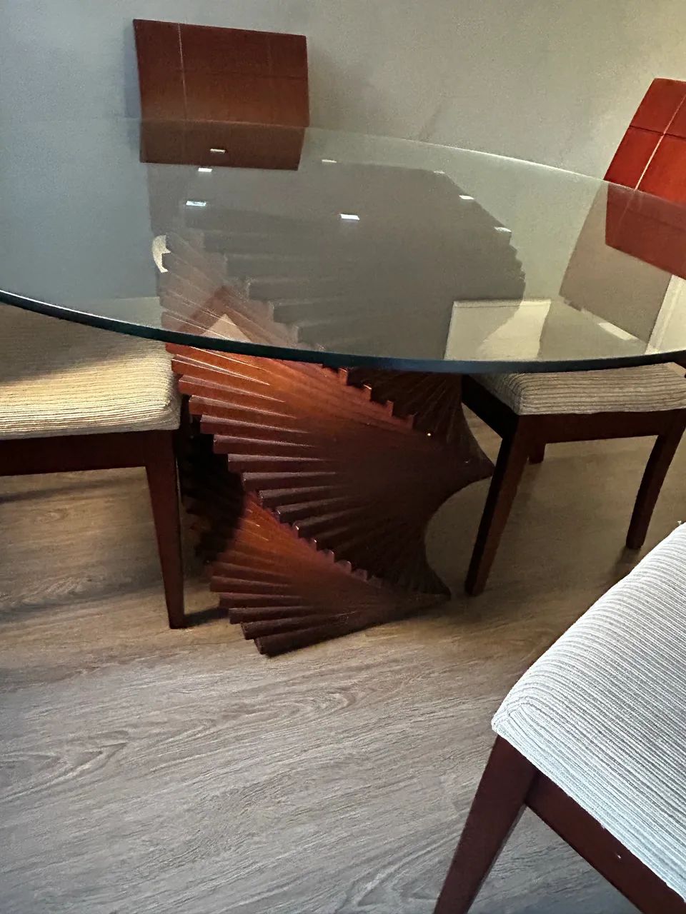 Conjunto mesa de Jantar com cadeiras - base de madeira e tampão de vidro  - Foto 3